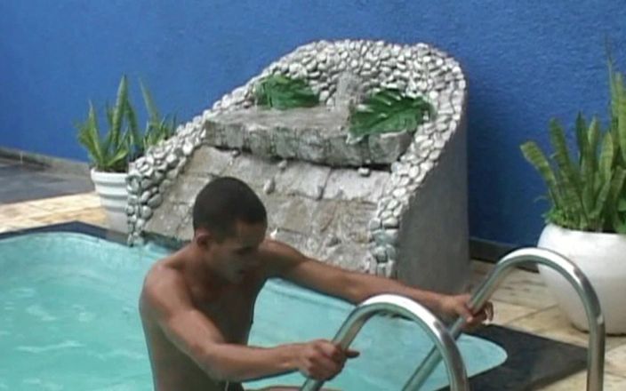 Shemale TS Collection: Pool Boy pieprzy napalone Tranny z Big Cock Hard in...