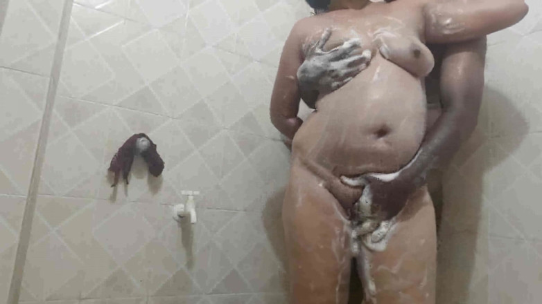 Sexy sindu: Incitanta Sindu face baie cu iubitul
