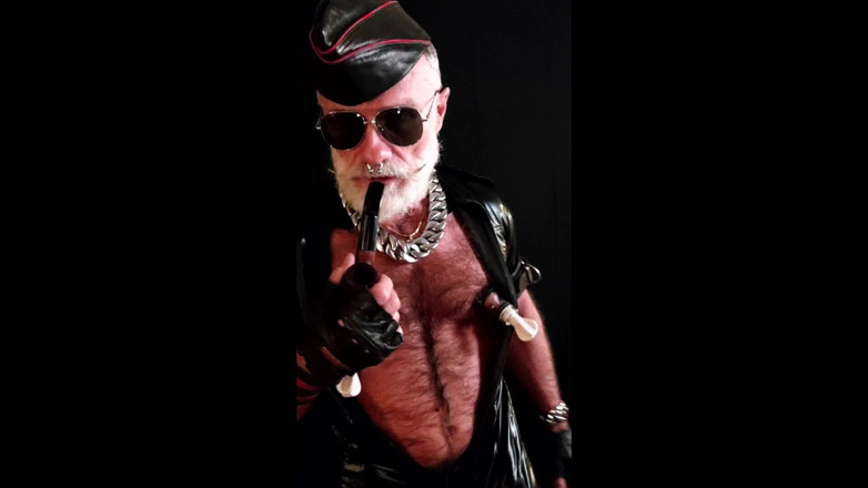 MusclesCigarsFFPig: Tip matur în căutarea unui băiat cu sâni