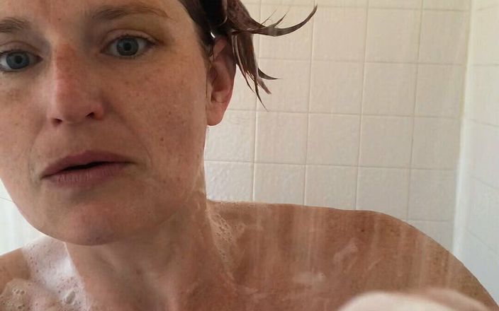 Rachel Wrigglers: 섹시한 미시 빨간 머리 Rachel Wriggler는 샤워 중 휴대폰을 설치하고 당신을 위해 모든 것을 촬영합니다.