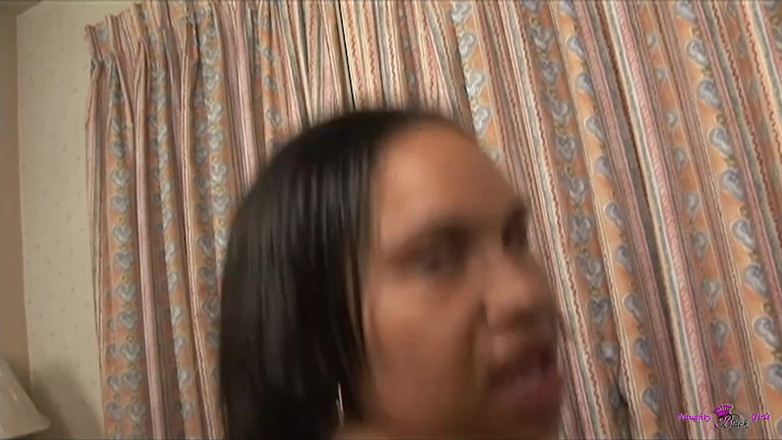 Naughty Black Girls: MILF Dame Mia Moore Galopa como uma vaqueira em Seu...