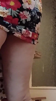 我的继母在厨房的桌子上操我