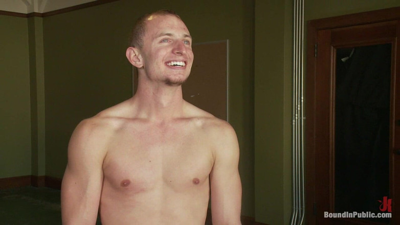 Bound in public: Korporacyjna cipa dostaje usta i tyłek naruszone przez tłum napaleńców