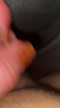 Handjob waktu malam yang selesa di bawah sarung untuk awek montel transeksual Missalinapaige
