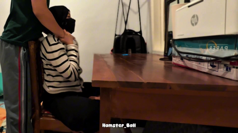 Hamster_Ball: (kamera kaydı) Müslüman, desi ve Malezyalı hizmetçiyi aldatıyor ve sikiyor