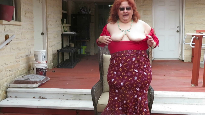 BBW nurse Vicki adventures with friends: Oh divertimento nel mio patio con i miei nuovi stivali...