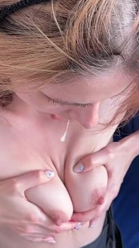 Weißer schwanz in meinem arsch, während ein riesiger dildo meine muschi tief fickt