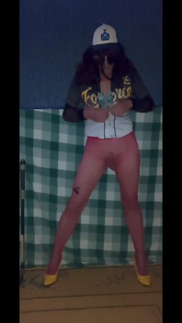 Lizzaali: Uniforme de beisebol e meia-calça vermelha