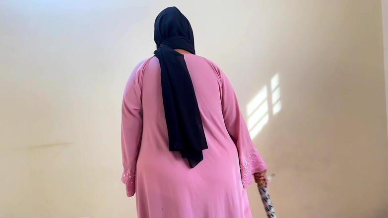 Aria Mia: Otel süpüren kız beni mastürbasyon yaparken yakaladı sonra anal sikişiyle...