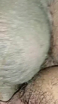 Entraînement anal avec un dilatateur, suivi par une baise vaginale et anale intense avec éjaculation anale interne