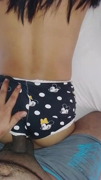 Adik tiriku yang kurus ngentot kontol dengan ganas
