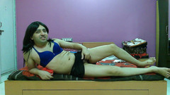 Cute & Nude Crossdresser: Krásná sissy crossdresser femboy masturbace a výstřik na postel.