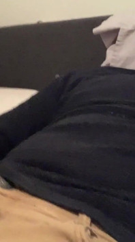 Khaki jeans'imde mastürbasyon yapıyor ve yatağıma boşalıyorum