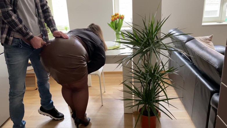 OurFetishLife: Esta linda sogra precisa do meu esperma na saia dela