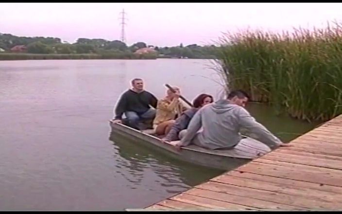 Deutschland porn: Две возбужденные пары трахаются на лодке в любительском видео посередине озера