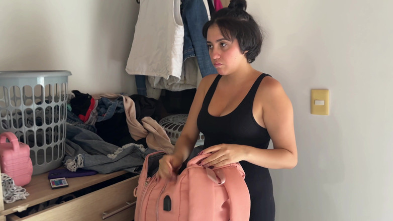 ManuelaAlvarez: 彼らは私のセクシーなお尻の友達を彼女の家から追い出し、私は彼女が激しく犯されることを条件に彼女を私の家に受け入れます。