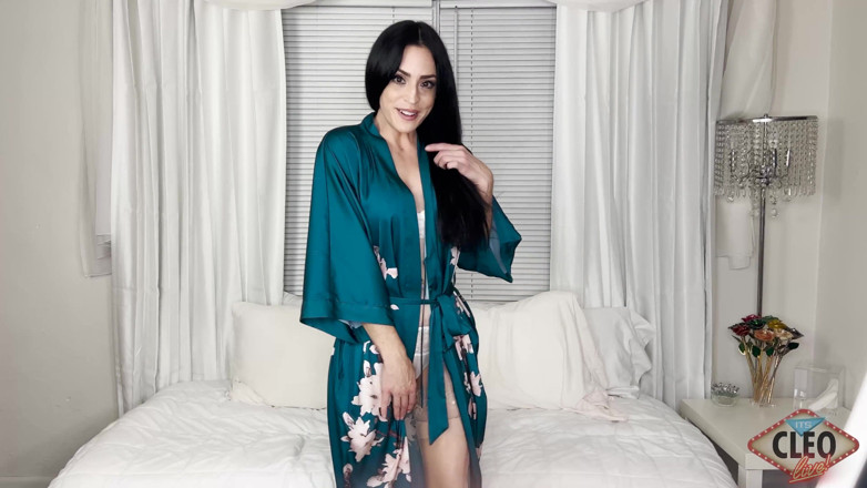 Cleo: Striptis jubah seksi cleo