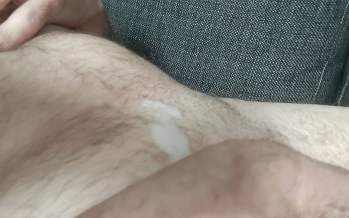 Adventuremacmax: Masturbo il cazzo grosso... un sacco di sperma