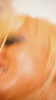 Leya Falcon se moja cuando chupa sus grandes tetas
