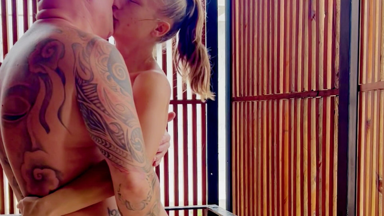 Caribbean Couple: 我的Tinder约会对象是通过摧残我的屁股来得到的。