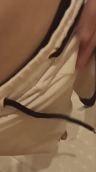 흰색 반바지를 입은 남자가 자지를 따먹고 달콤한 정액을 빼냅니다.
