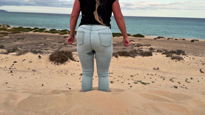 Emma Voyeur: Preso Na Areia - Eu Molhai Meu Jeans Enquanto Está Preso