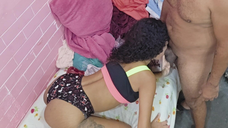 Bebes vagabundas: Memasukkannya ke dalam pantat Karina Mello