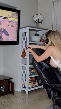 สาวเกมเมอร์ Free Use โดนเย็ดและแตกใน