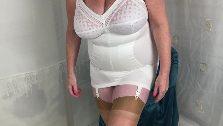 Aunty Sandra vintage girdle queen: Tante sandra buka baju untukmu
