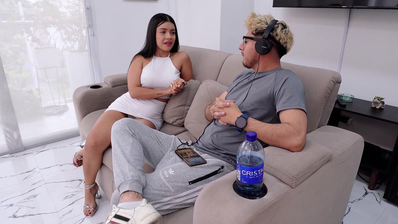 Camila Henao: I Seduce an Inexperienced Guy and Convince Him to Come...