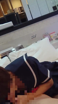 De olhos vendados, meia-calça sexo com uma linda garota do ensino médio em uniforme, gozada interna irresistível dentro de sua vagina, boquete amador,