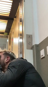 Orální sex ve výtahu blondýnky a dospělé sousedky