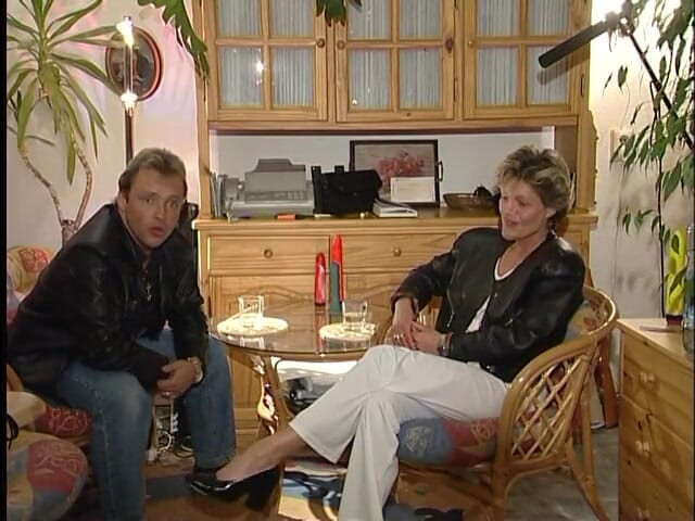 Lucky Wankerz: Stor grön dildo för otäck MILF
