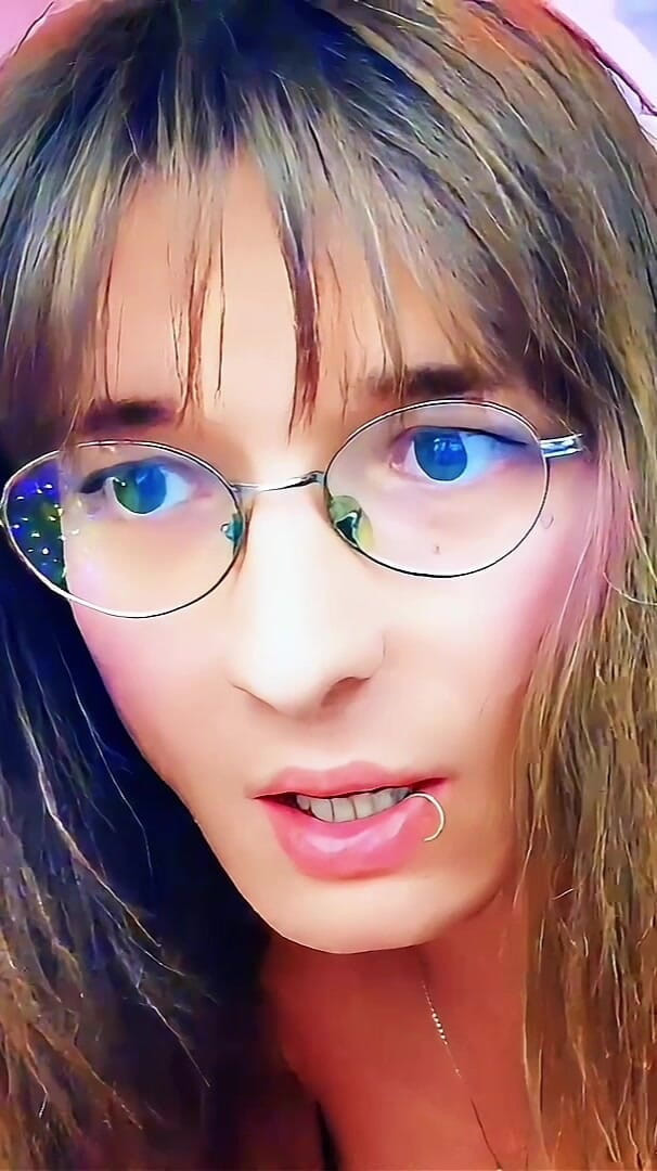 Bella Roar: Chica tetona masturbándose su gran polla