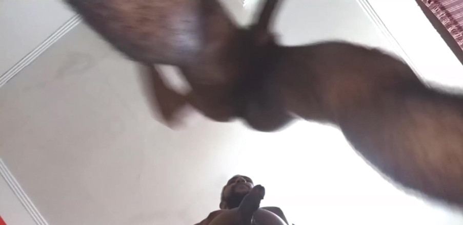 Couple 2 Black: Video 128 Den här svarta vet hur man knådar min håriga...