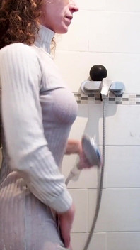 Ich mache mein Kleid unter der Dusche nass und spritze wie ein Frühreifer!