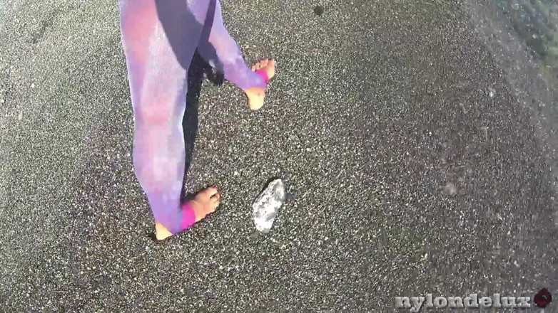 Nylondelux: Ultra shinny leggins pantyhose on the beach