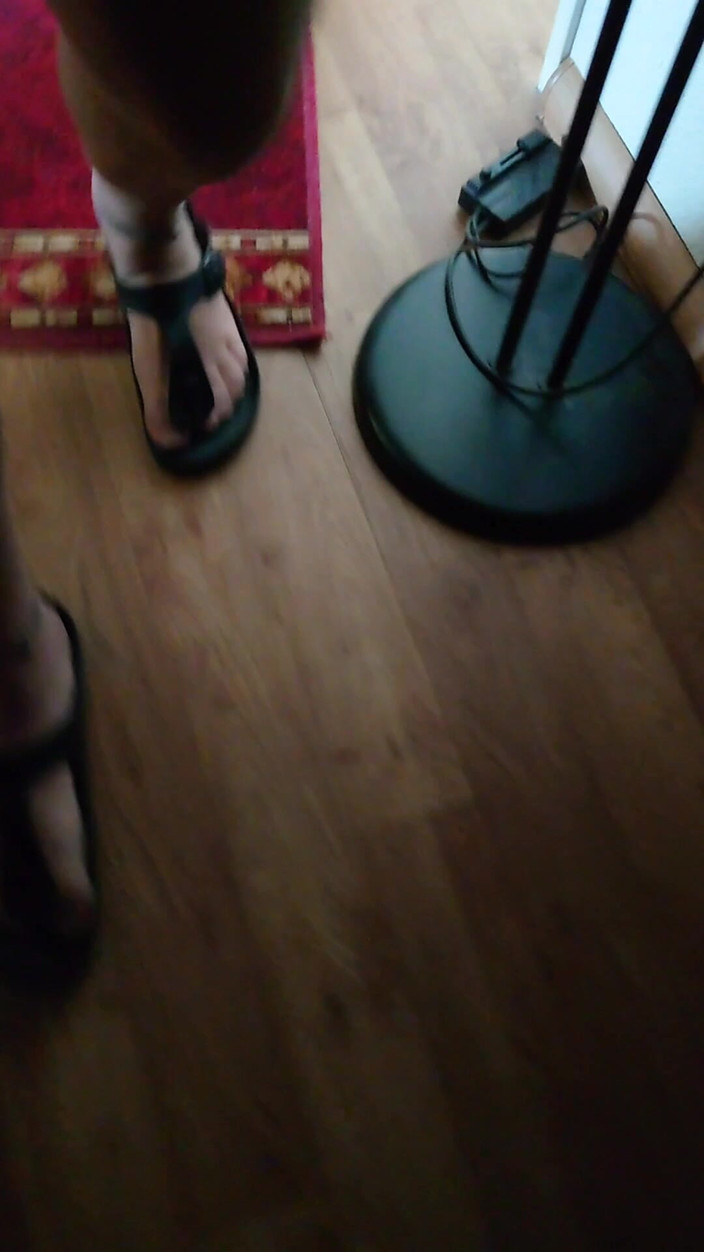Carmen_Nylonjunge: Birkenstocks och nylonfötter i trapphuset