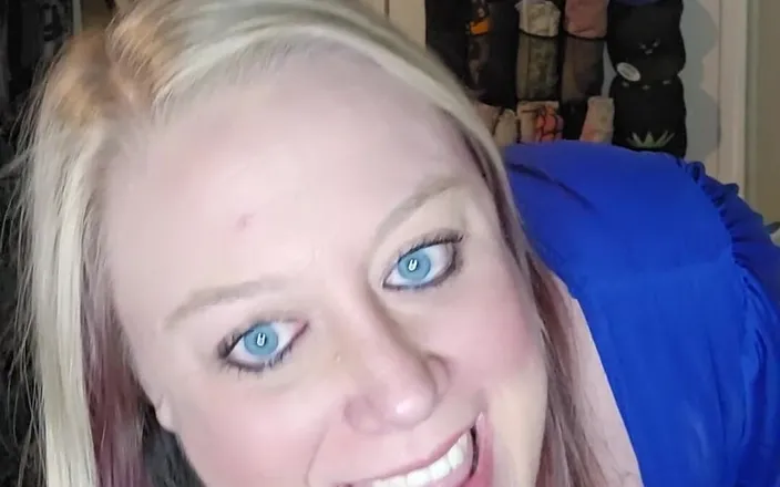 Jenn_sexxii: Hot MILF Strips, Squirts, Cums, and Enjoys Every Drop
