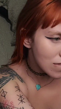 Un rosso sexy ha giocato con il dildo e ha ottenuto un vero cazzo