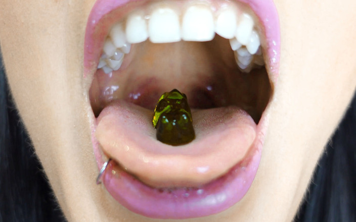 Anitta: Người khổng lồ "dâu" trả thù với phụ đề