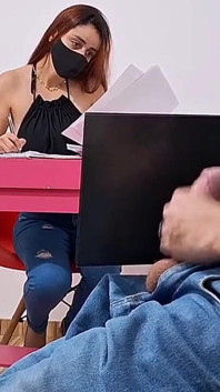 Punheta Arriscada Para Recepcionista Que Ficou De Olho Em Minha Ereção!