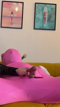 Perdendo o controle para liberar porra com uma punheta meio arruinada e desleixada para morena gostosa em see through dress