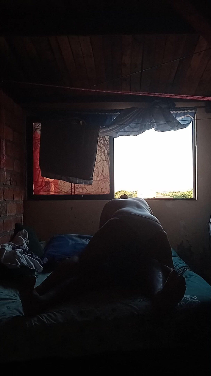 Eatrella j: Soused mi ukazuje jeho ptáka, Bůh ho má velký