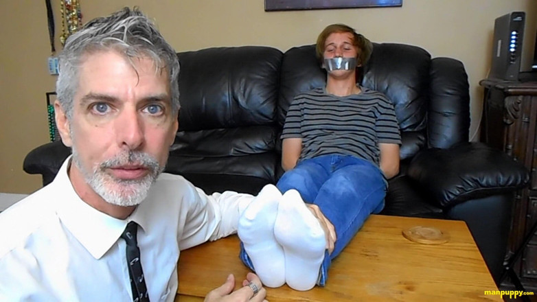 Man Puppy: Elis Squirms di sofa