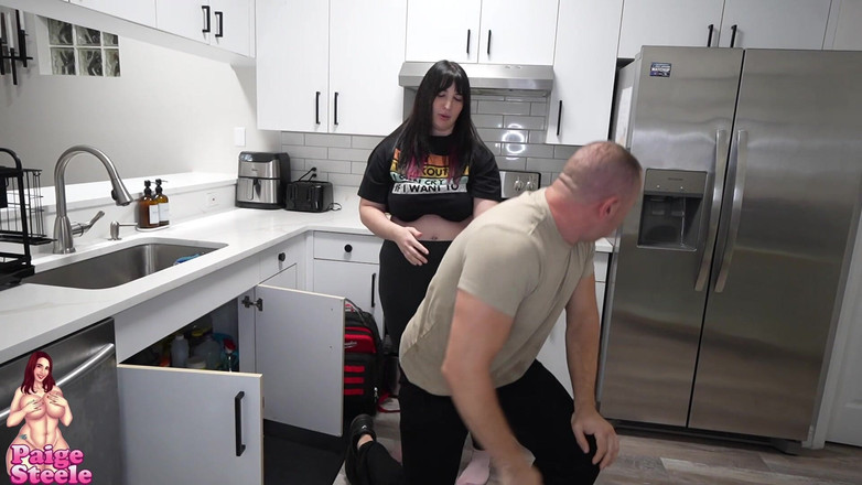 Paige Steele: Faphouse 독점: 누출을 해결하기 위해 레깅스를 찢는 배관공