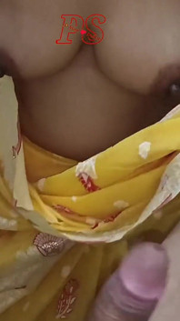 Güney Hintli desi ateşli yenge yallow saree mastürbasyon yapıyor ve boşalma videosu