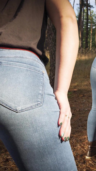 Sexy milfka v těsných džínách škádlí její úžasný zadek v lese