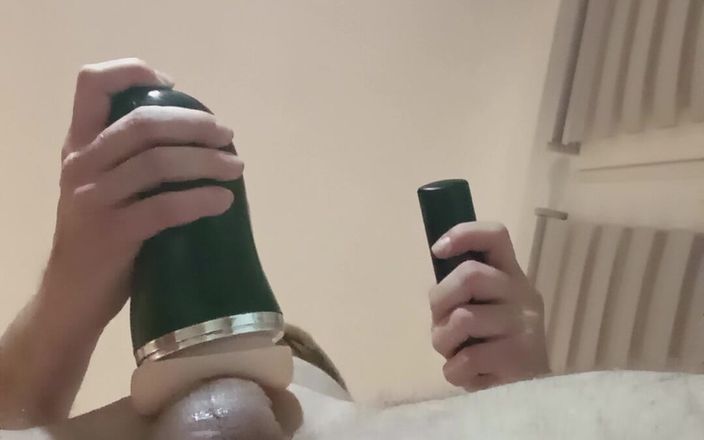 Dikk Richards: Grande y enorme polla se masturba en su habitación