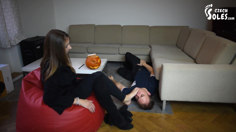Czech Soles - foot fetish content: 足を支配する魔女の邪悪な呪文の下で!
